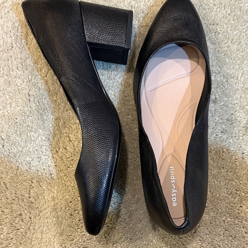 Easy Spirit Black Textured Leather Upper 2.5 Inch Block Heels-Size 11